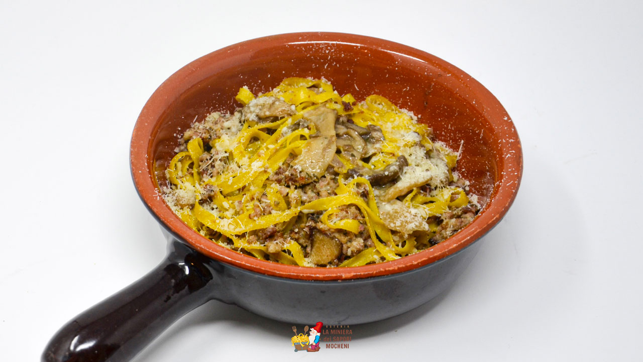 TAGLIATELLE ALLA SALSICCIA E FUNGHI