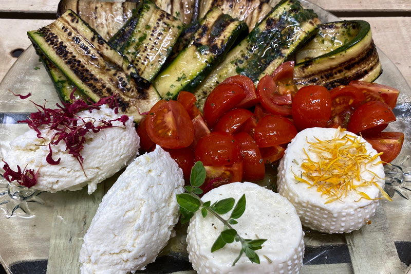 TOMINI E RICOTTA DI MALGA CON VERDURE GRIGLIATE E POMODORINI